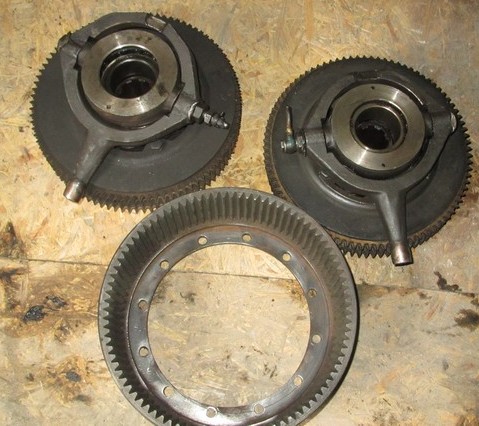 Фрикцион Т-70 бортовой в сб. 70С-240.6010-40/50 для Трактор Т-70 . (молдован)
 Поворотний Фрикціон для Т-70 . Фрикцион бортовой 70С-2406010-10 в сборе правый трактора Т70.
Т70,Т70А,Т70С,Т70СМ,Т70В,Т70СВ,Т70ВХ . Барабан ведущий фрикциона Т-70 / 54-24.06.016-А